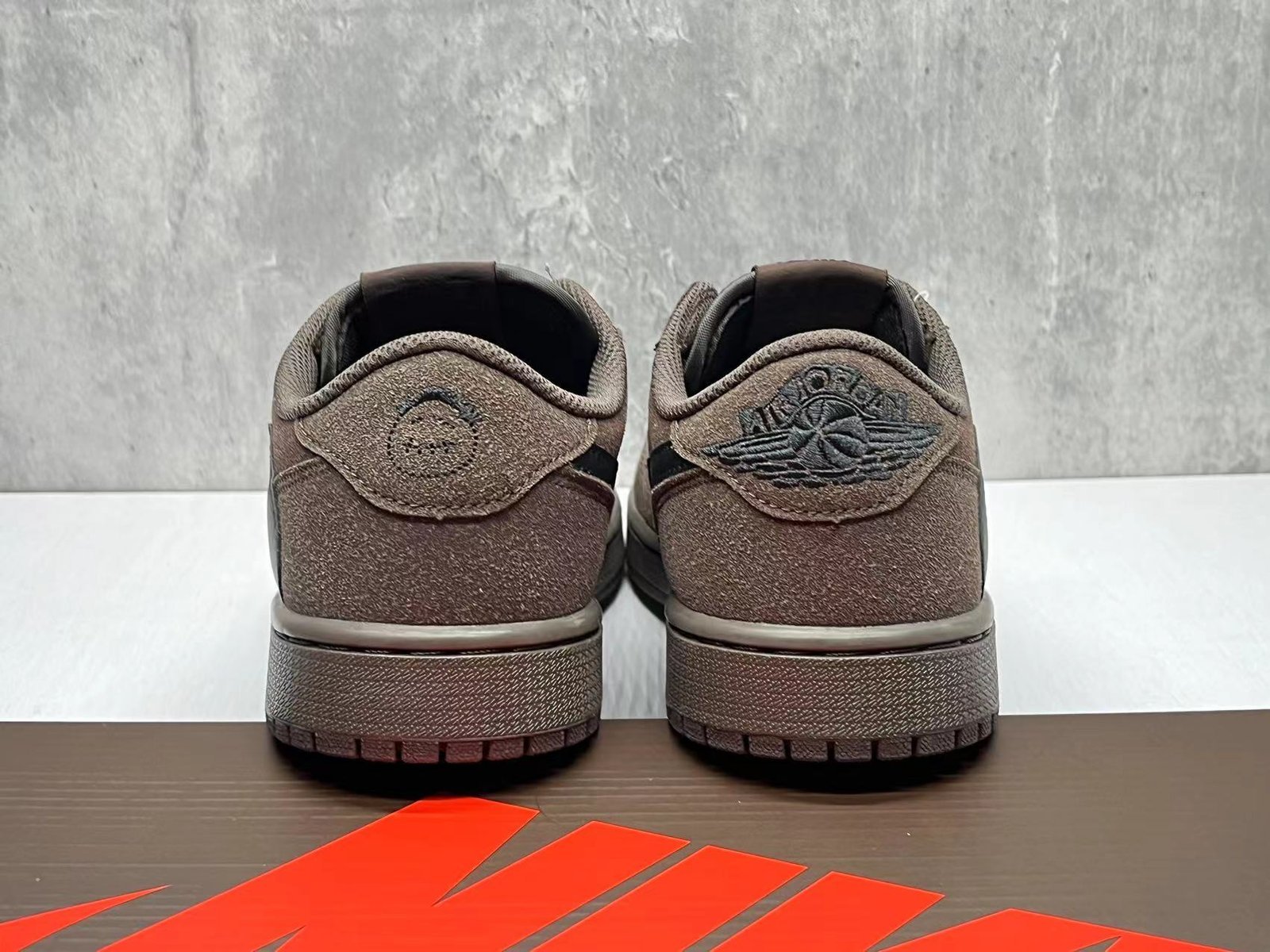 Currency AJ1D Cockroach Man joint coffee color undercut 3647 with half size cx item number DM7866-202 - Image 1