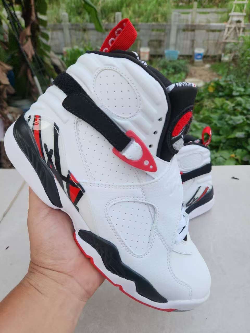 Currency AJ8 40-47 white black red - Image 1