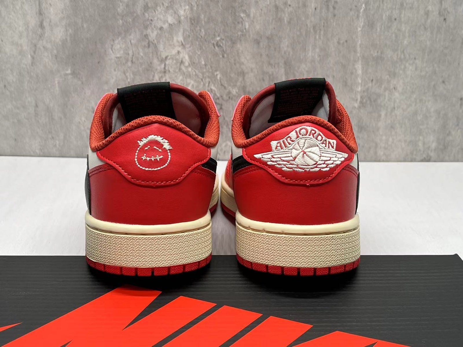 Currency AJ1D Chicago Undercut 36475 with half size cx item number DM7866-112 - Image 1