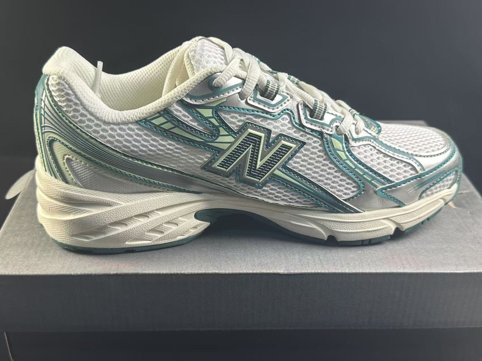 a2 white green - Image 1