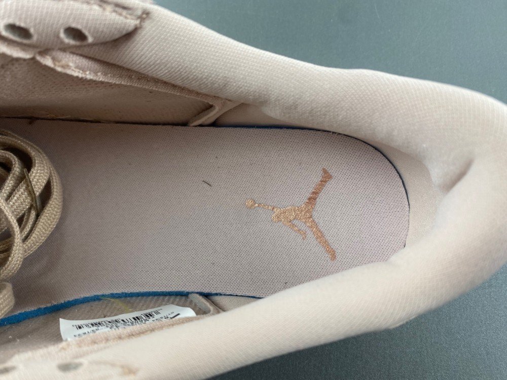 6 Authentic Jordan 1 generation Travis Scott x Air Jordan 1 Wheat barb low top item number AO1935-204 Authentic 620 number 36-46 shipped 22