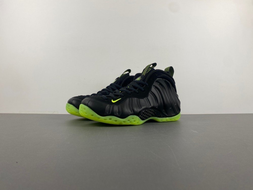 T version of Nike Air Foamposite One Volt, black and green, reflective, item number HF2902-001, original version T52 number 7-13 shipped 54
