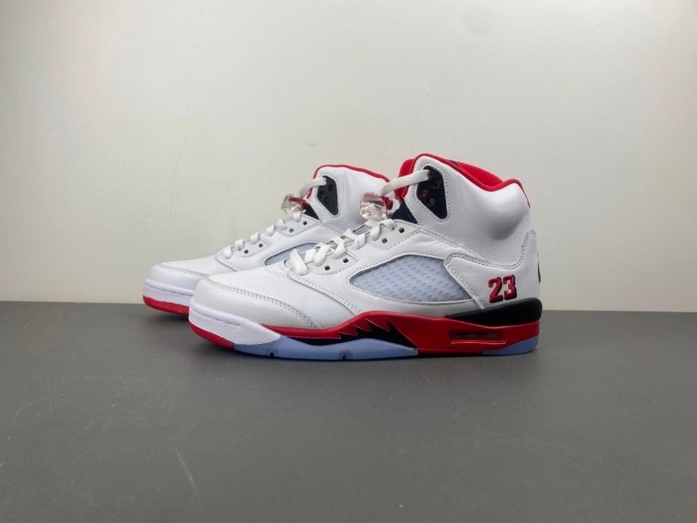 51 version of Jordan 5th generation Air Jordan 5 Fire Red Black Tongue is back in 23 colors, white, red and black. Item No. HQ7978-101. Top layer leather genuine label 5133 number 7-13 shipped 35
