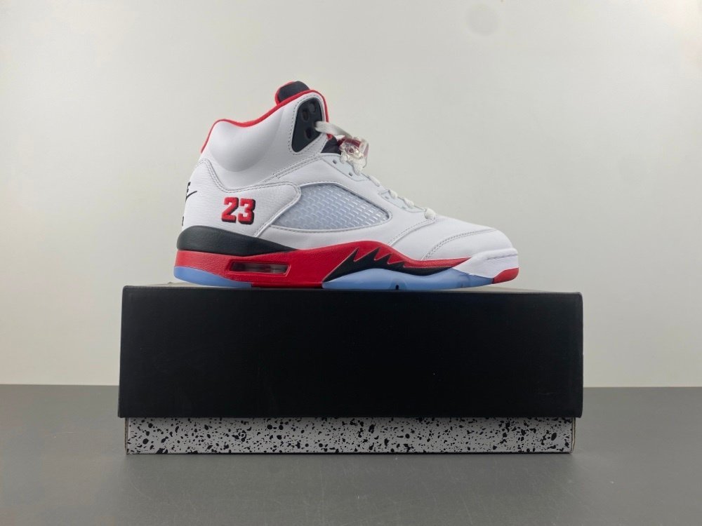 A1 version of Jordan 5 Air Jordan 5 Fire Red Black Tongue is back in 23 colors, white, red and black, item number HQ7978-101, original version A142 number 75-13 shipped 46