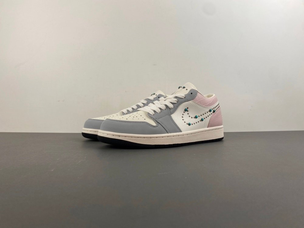 Authentic R Jordan 1 generation Air Jordan 1 Low white gray pink beaded color low top item number IH7319-001 authentic R17 number 36-46 shipped 19