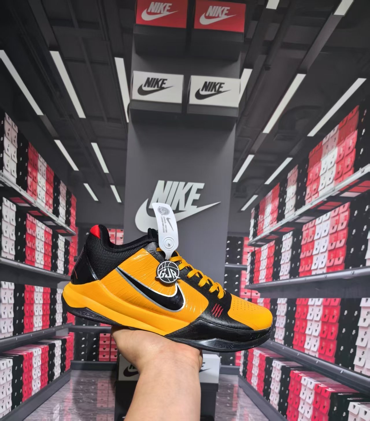 Pure original Kobe 5th generation real carbon double air cushion Bruce Lee Yellow 39-46 - Image 1