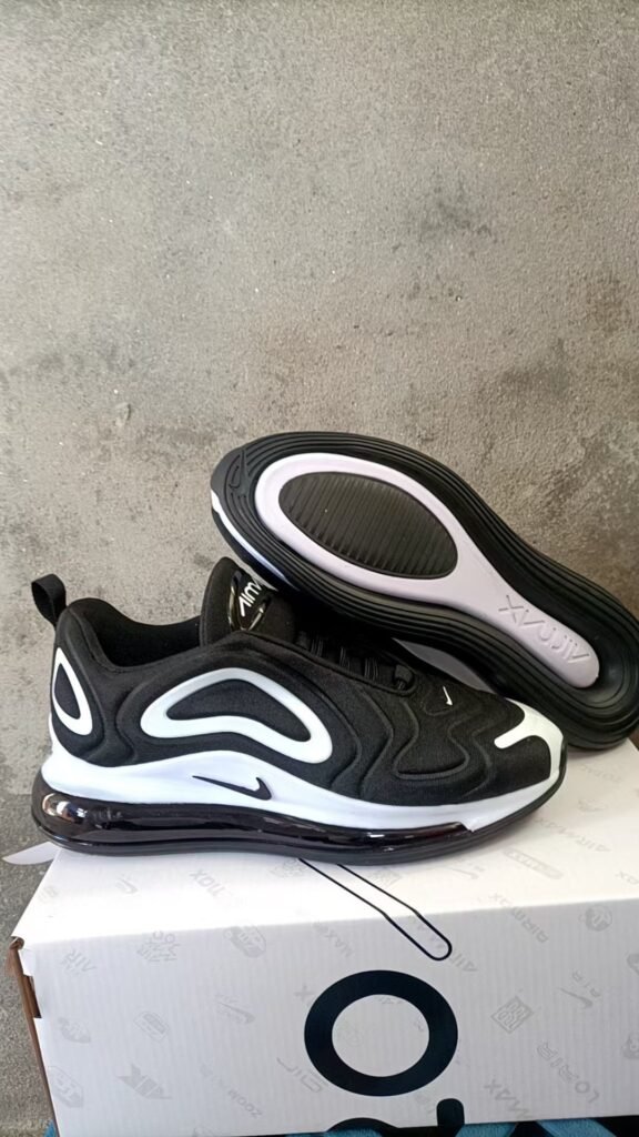 Currency 720 black and white 36-47ys