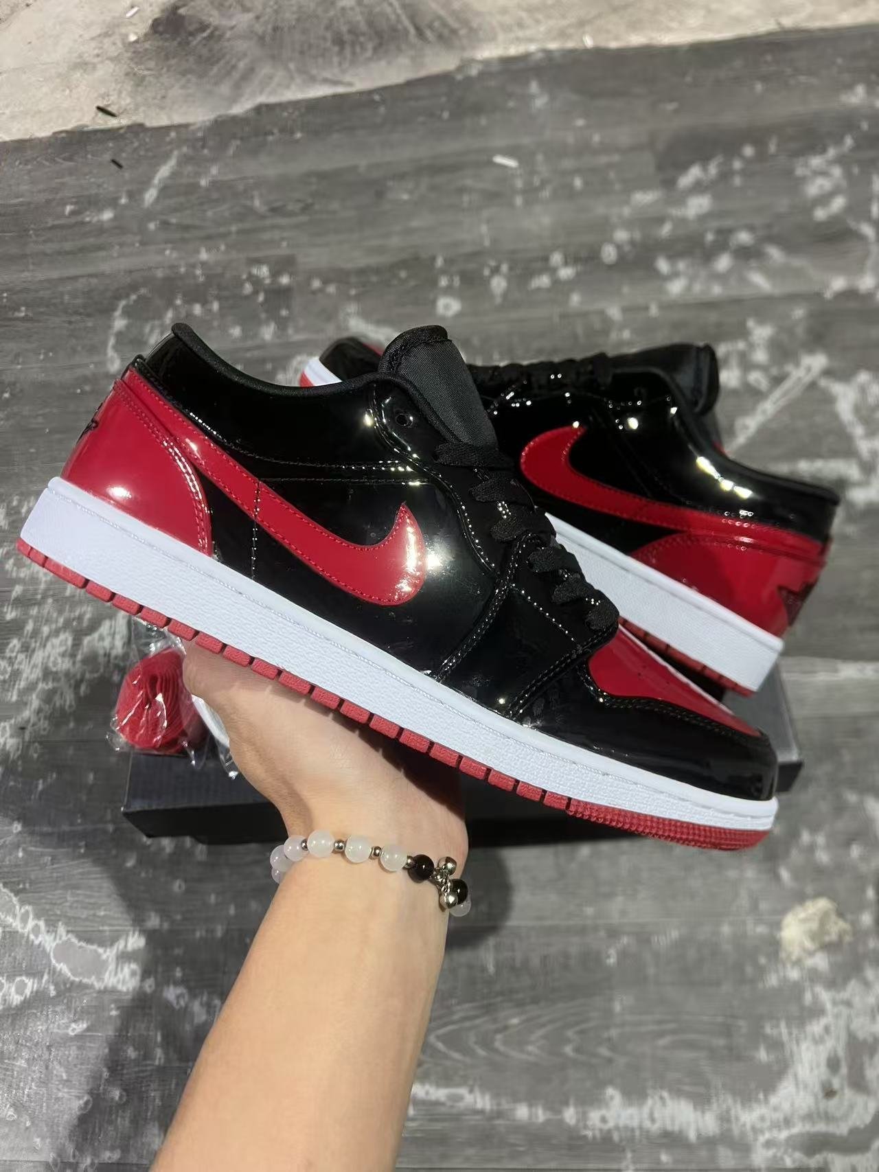 Authentic R Jordan 1 generation Air Jordan 1 Low black and red knee leather color low top item number 553558-063 authentic R17 number 36-46 shipped 19 - Image 1