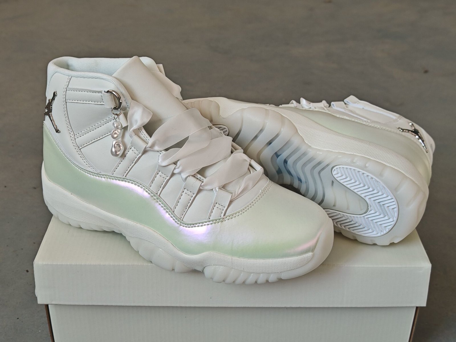 air jordan 11 Pearl  AR0715-110  36-47 - Image 1